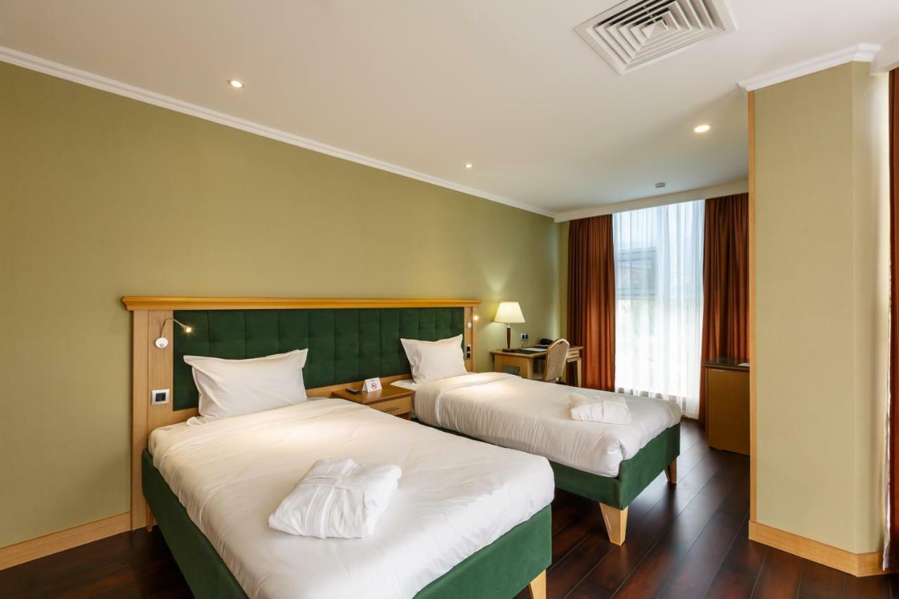 אלמטי Shera Park Boutique Hotel מראה חיצוני תמונה